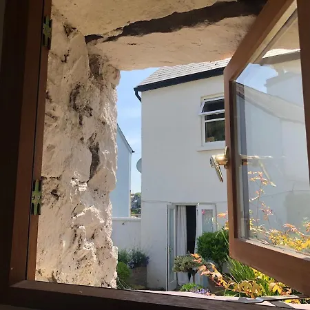 Beautiful Renovated Stone House For Dog Friendly, Quayside Location 度假居